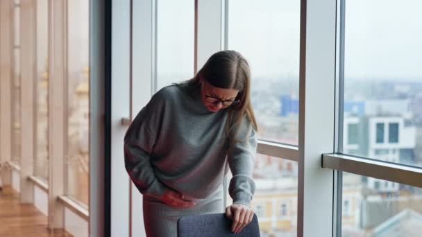 Wanita Hamil Menderita Sakit Perut Berdiri Ruangan Dengan Jendela Panorama — Stok Video