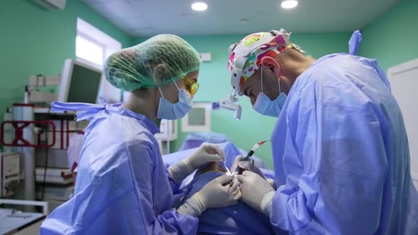 Dwóch Chirurgów Operujących Powieki Kobieta Lekarz Gospodarstwa Skóry Chirurg Męski — Wideo stockowe