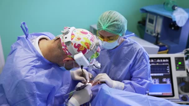 Cirujano Utiliza Cuidadosamente Herramientas Ojo Paciente Cirugía Párpados Doctora Asistiendo — Vídeos de Stock