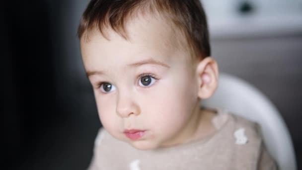 Grauäugiges Kaukasisches Kleinkind Beim Essen Nachdenklicher Süßer Junge Der Langsam — Stockvideo