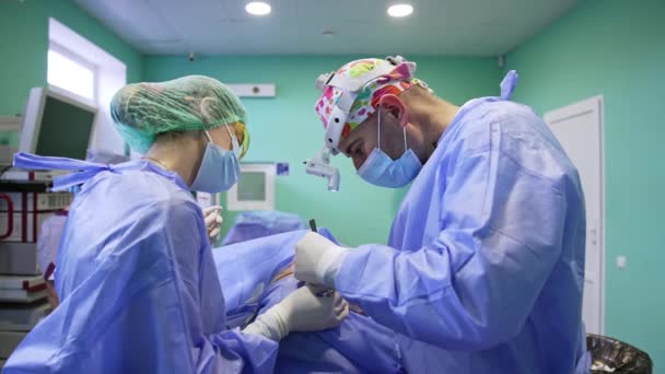 Nowoczesny Zabieg Kosmetyczny Powiekach Chirurg Umiejętnie Posługuje Się Metalowymi Narzędziami — Wideo stockowe