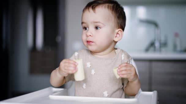 Bebé Sentado Silla Alta Toma Plátano Para Comer Niño Mete — Vídeo de stock