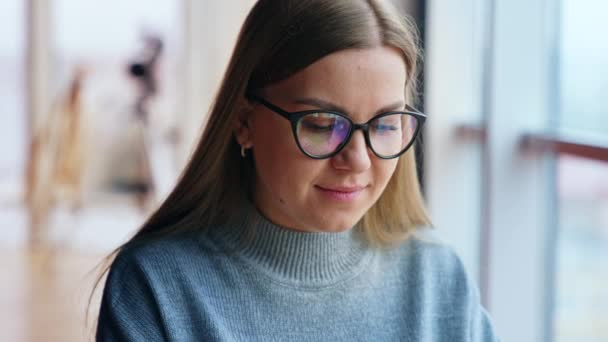 Mulher Caucasiana Calma Positivo Usando Óculos Senta Mesa Lady Pára — Vídeo de Stock