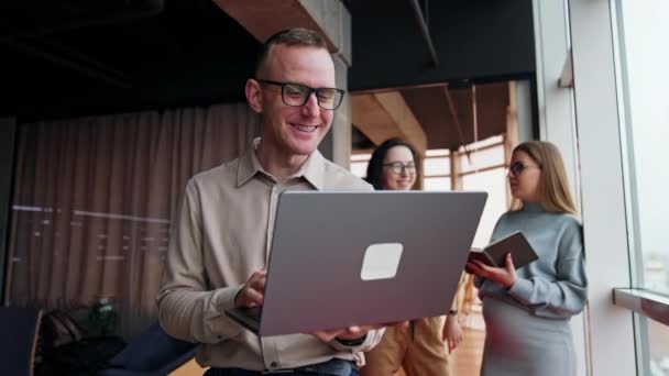 Laughing Caucasian Man Holding Laptop Rekan Kerja Perempuan Membahas Isu — Stok Video