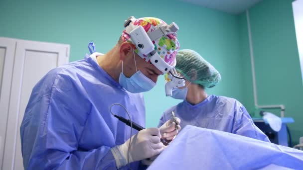 Cirujano Utiliza Dispositivo Eléctrico Una Herramienta Metal Que Realiza Una — Vídeo de stock