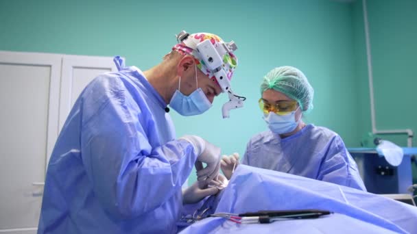 Cirujano Caucásico Utiliza Una Herramienta Metálica Que Realiza Una Operación — Vídeos de Stock