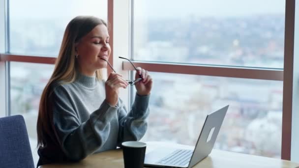 Boldog Pozitív Hölgy Felveszi Szemüveget Elkezdi Munkáját Laptopon Alkalmazott Egy — Stock videók