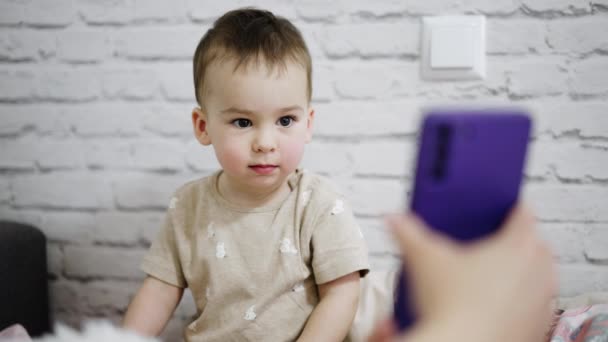 Солодкий Кавказький Малюк Дивиться Телефон Показаний Батьками Прекрасна Дитина Зацікавлена — стокове відео