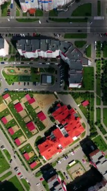Yukarıdan şehir manzarası. Modern şehir merkezi. Şehir merkezindeki mimari binaların çatıları. Hareketli kamera sağa. Dikey video