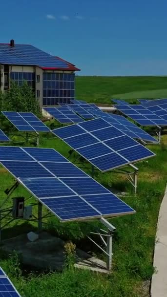 Paneles Solares Campo Arquitectura Moderna Entre Naturaleza Con Baterías Soleadas — Vídeos de Stock