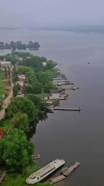 Linie Wysokiego Napięcia Pobliżu Rzeki Wieże Elektryczne Wsi Tle Wody — Wideo stockowe
