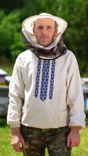 Méhész Egy Farmon Félhosszú Portré Férfi Méhészről Védőkalapban Méhészet Hátterében — Stock videók