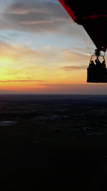 Nsanlar Sıcak Hava Balonuyla Seyahat Eder Gökyüzünde Turuncu Günbatımına Doğru — Stok video