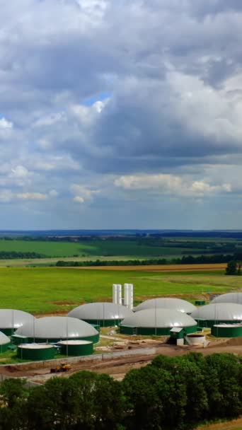 革新的なバイオガス農場 美しい空の下の緑地のバイオガス発電所 農業と温室の複合施設には 独自のバイオガス生産が装備されています 空からの眺め バーティカルビデオ — ストック動画