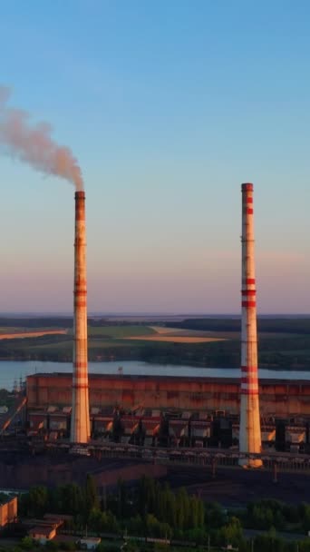 Industriell Zon Bland Naturen Fabriken Nära Floden Med Rökpipa Miljön — Stockvideo