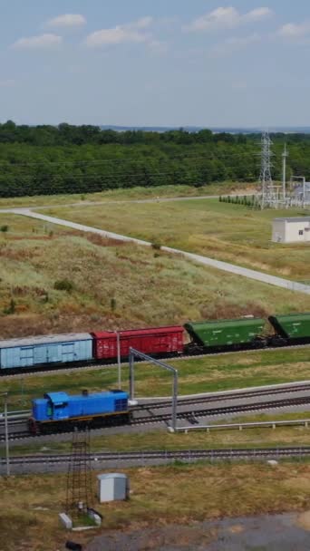Vagón Carga Mueve Solo Tren Carga Que Viaja Planta Moderna — Vídeo de stock