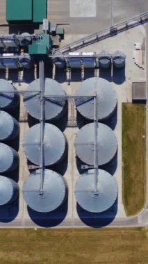 Depo tahıl ambarı alüminyum kapları. Tahıl ambarı ve otopark. Çelik tahıl asansörleri. Tarım Endüstrisi. Üst Manzara. Dikey video