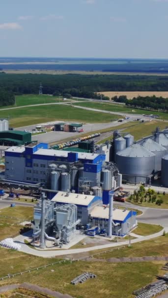 Planta Industrial Entre Natureza Verão Território Moderno Para Agronegócio Campo — Vídeo de Stock