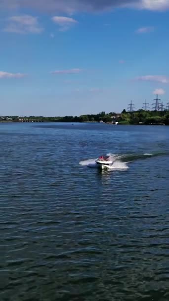 Boot Varen Rivier Mensen Reizen Zomer Motorboot Achtergrond Van Hoogspanningsleidingen — Stockvideo
