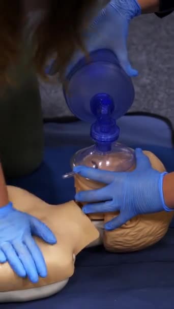 Schulung Für Nothilfe Kurs Erste Hilfe Und Reanimationstraining Der Puppe — Stockvideo