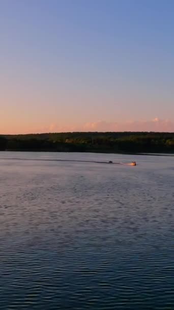 Piękny Wieczorny Krajobraz Nad Wodą Łódź Motorowa Pływająca Pomarańczowym Zachodzie — Wideo stockowe
