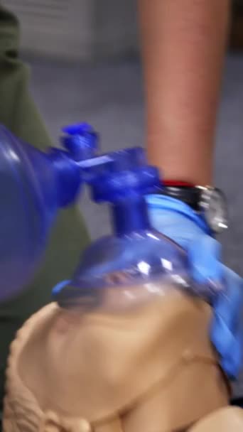 Kardiopulmonální Resuscitace Tréninková Ukázka Stlačení Hrudníku Dýchání Figurínu Detailní Záběr — Stock video