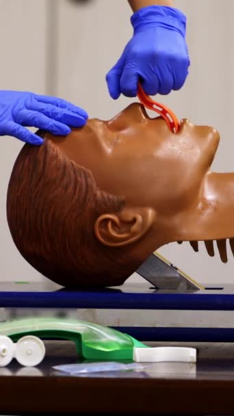 Medizinisches Training Einem Schaufensterpuppenkopf Spezialist Demonstriert Reanimationsverfahren Einer Gesichtsattrappe Nahaufnahme — Stockvideo