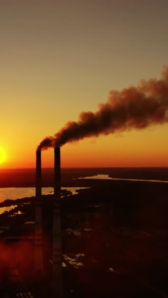 Alacakaranlıkta Yoğun Dumanlı Endüstriyel Borular Kimya Fabrikası Nehir Kıyısında Akşam — Stok video