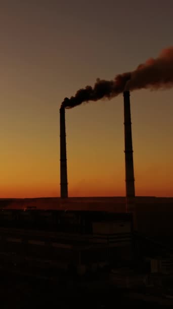 Gün Batımında Doğa Arasında Zararlı Bir Fabrika Tehlikeli Dumanlar Endüstriyel — Stok video