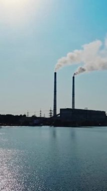 Şehirdeki termik santrali işletiyorum. Hava görünümü Dikey video