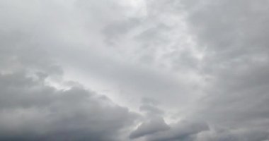 Kötü havalarda gri kasvetli gökyüzü. Gökyüzünü kaplayan yağmur bulutları. Düşük açı. Zaman Uygulaması.