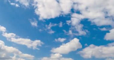 Atmosferde hafif, beyaz bulutlar. Düşük açılı görüntüden hızlı bulutsal oluşum. Zaman Uygulaması.