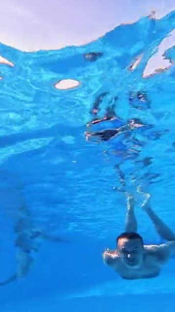 Hezký Mladý Muž Plavání Bazénu Podvodní Pohled Vertikální Video — Stock video