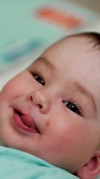 Belo Bebê Olhos Escuros Deitado Nas Costas Pacificamente Criança Encantadora — Vídeo de Stock