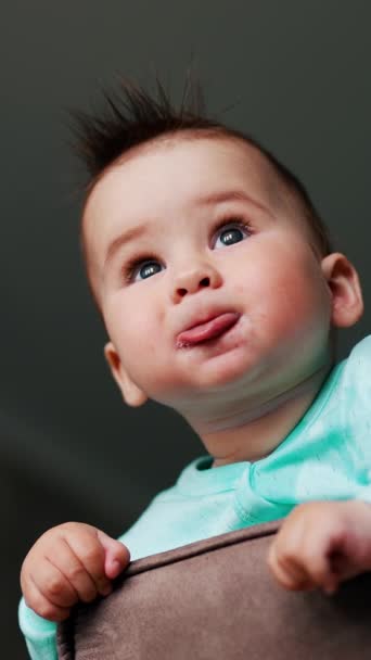 Menino Lindo Com Cabelo Furado Olha Para Frente Criança Adorável — Vídeo de Stock