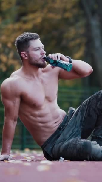 Όμορφος Αθλητής Πίνει Νερό Στην Ύπαιθρο Δυνατός Άντρας Χωρίς Πουκάμισο — Αρχείο Βίντεο