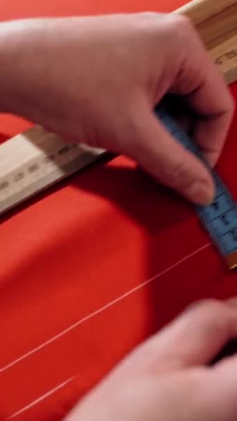 女性の手はテープ測定とテーブルの上の石鹸で線を描いています シャワーは赤い布とアトリエの支配者で働いています ハンドクラフトコンセプト バーティカルビデオ — ストック動画