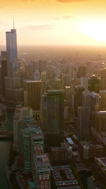 Τεράστιοι Ουρανοξύστες Υπό Φως Του Ηλιοβασιλέματος Εκπληκτικό Πανόραμα Της Πόλης — Αρχείο Βίντεο