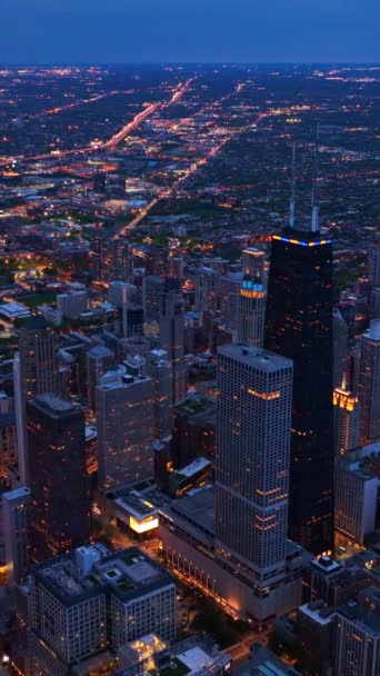 シカゴの素晴らしいスカイラインは夜のライトでいっぱいです 湖のウォーターフロントのダウンタウンで素晴らしい大都市 トップビュー バーティカルビデオ — ストック動画