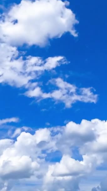 Niebiańsko Piękne Cumulus Chmury Przekształcające Się Niebieskim Niebie Lekkie Chmury — Wideo stockowe