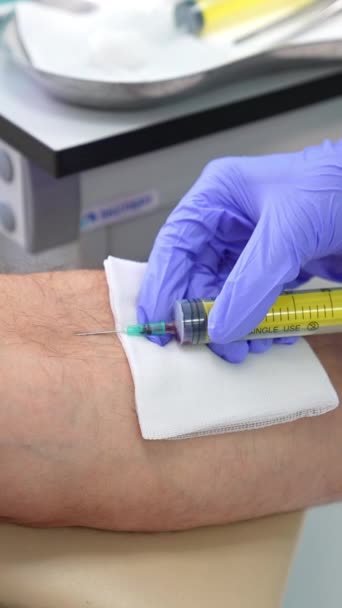 Verpleegsters Handen Handschoenen Injecteren Spuit Een Ader Van Een Patiënt — Stockvideo