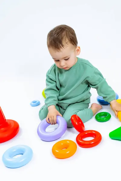 Ένα Μωρό Παίζει Ένα Μάτσο Πολύχρωμα Πλαστικά Δαχτυλίδια Δαχτυλίδια Είναι Εικόνα Αρχείου