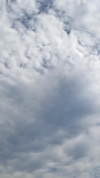 Nubes Blancas Claro Spindrift Cubriendo Totalmente Los Cielos Azules Bajo — Vídeos de Stock