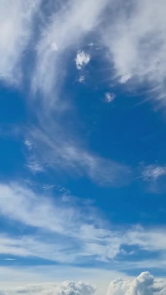 Luce Soffice Paesaggio Nuvoloso Che Muove Lungo Cieli Blu Brillante — Video Stock