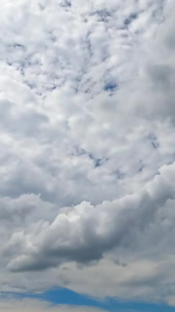 Wolkenlandschap Dat Luchten Zomerzon Bedekt Spindrift Wolken Verspreiden Zich Langs — Stockvideo
