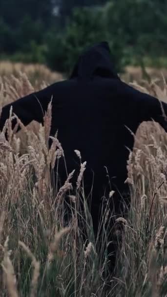 Sonbaharda Tarlada Kara Ölüm Dışarıda Kendi Etrafında Dönen Bir Cadının — Stok video