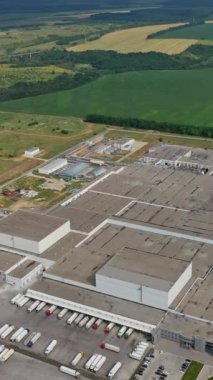 Endüstriyel kümes hayvanlarının hava manzarası. Fabrika imalatı. Endüstriyel bölge. Dikey video