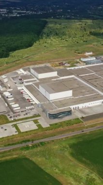 Modern endüstriyel bir fabrikanın havadan görünüşü. Modern Factory Exterior. Dikey video