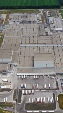 Modern endüstriyel bir fabrikanın havadan görünüşü. Modern Factory Exterior. Dikey video