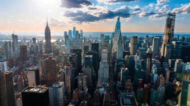 Modern New York 'un Skyline' ı, ABD. Rıhtımdaki görkemli gökdelenler Bulutlu gökyüzünün altında gündüz vakti.